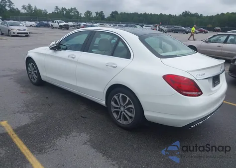 2017 Mercedes-Benz C 300 4Matic z USA, uszkodzony, nr VIN 55SWF4KB7HU207186